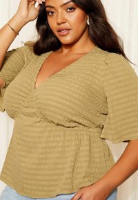 Curves Like These CRINKLE UNDERBUST FLUTTER SLEEVE PEPLUM REGULAR FIT - Bluse - khaki green