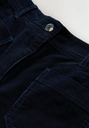 Tamsiai mėlynos korduro kelnės su sagų užsegimu, ryškia siūle ir dviem priekinių kišenių su rifliuota tekstūra ir minkštu paviršiumi.