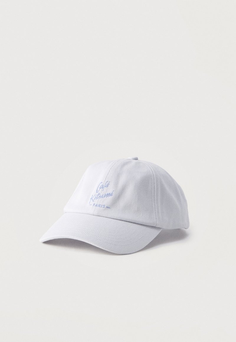 Casquette de baseball en coton blanc avec une visière courbée et un texte brodé en bleu clair "Cafe Kitsuné Paris" sur le panneau avant.
