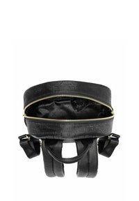 Czarny plecak z teksturowanym wierzchem, złotym zamkiem błyskawicznym i materiałową podszewką. Ma podwójne uchwyty oraz regulowane paski dla większej wszechstronności.