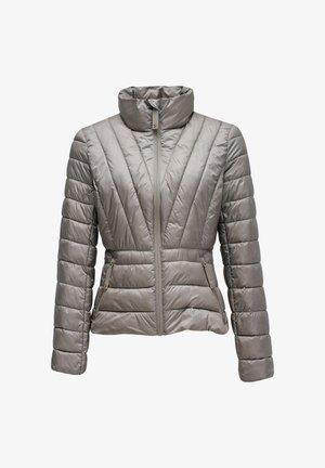 Svetlosiva, prošivena jakna na preklop s visokim ovratnikom, prednjim patentnim zatvaračem, dva bočna džepa na patentni zatvarač te vodoravnim i dijagonalnim šavovima.