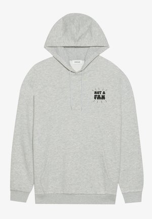 P Hoodie cinza claro com capuz ajustável, bolso frontal e gráfico "NÃO SOU FÃ" em preto no lado esquerdo do peito. Textura suave.