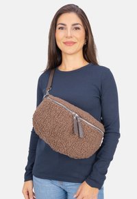 Seasons of April FLUFFY - Umhängetasche - schoko