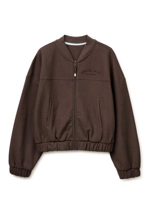 Dunkelbraune Bomberjacke zum Zuziehen mit elastischen Bündchen und Saum, dezent strukturiertem Stoff und gesticktem Schriftzug „EXPLORE MORE OUTDOOR“ auf der Brust.