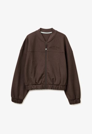 Tmavě hnědá bomber bunda na zip s elastickými manžetami a lemem, jemně texturovaná látka a vyšitý text "EXPLORE MORE OUTDOOR" na hrudi.