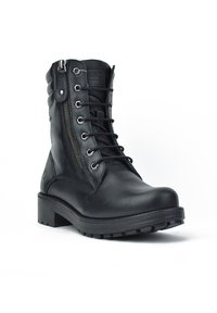Bota de cuero negra hasta el tobillo con punta redonda, cordones en la parte delantera y cremallera lateral. Presenta un tacón texturizado y una suela de goma duradera.
