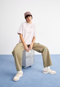 Nike Sportswear TEE CLASSICS BOXY - Camiseta estampada - platinum violet