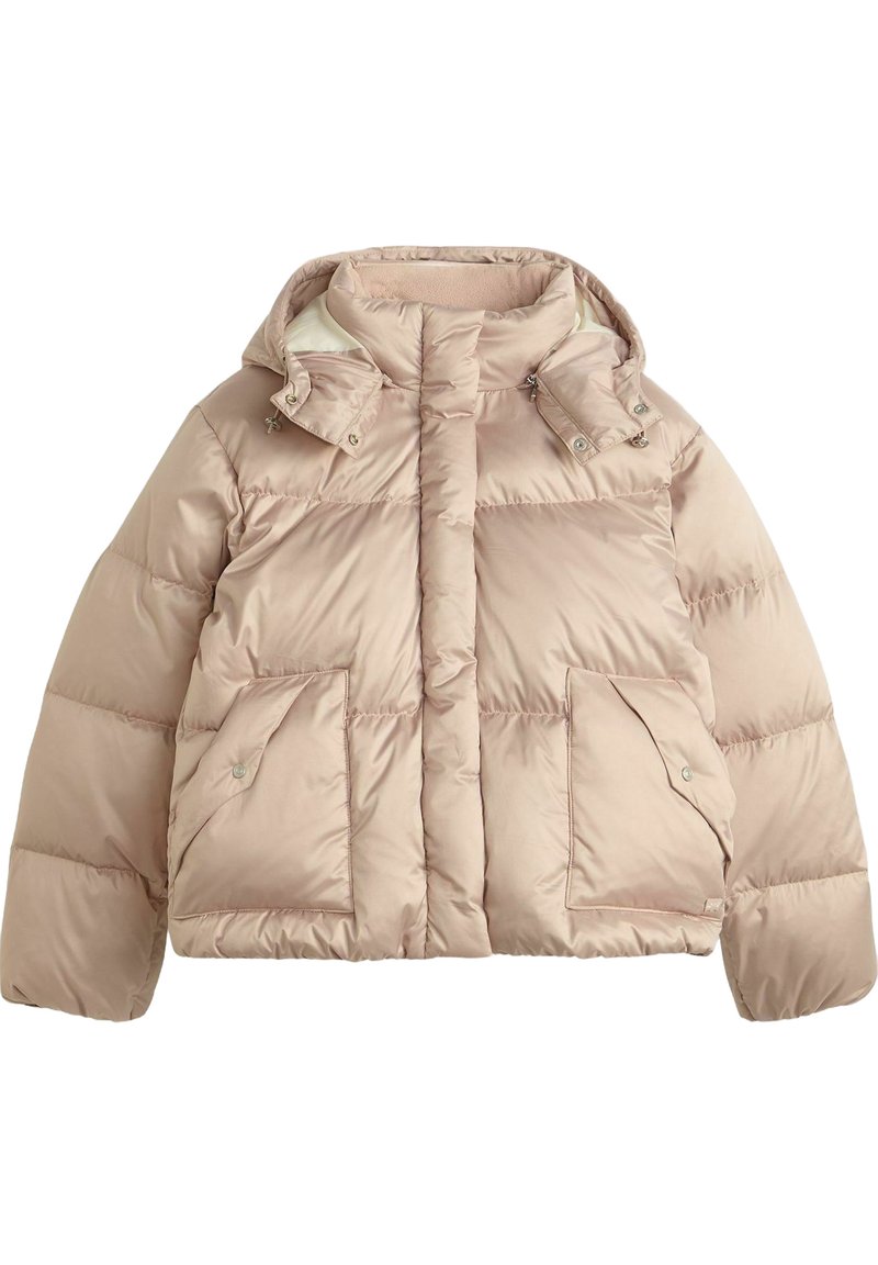 Chaqueta acolchada de un beige claro con capucha desmontable, bolsillos frontales con broches y un cuello alto diseñado para el clima frío.