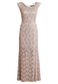 Lång klänning i rosa spets med korta volangärmar, rund halsringning och en figursydd livdel som övergår i en utställd kjol. Har intrikata spetsmönster.