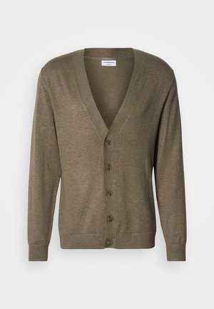 Cardigan kaki avec col en V, manches longues, bords-côtes aux poignets et à l'ourlet, doté de six boutons sur le devant et d'une texture douce.