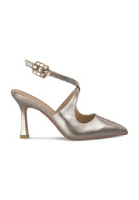 Scarpa con tacco alto slingback in argento metallico, con punta affusolata, design con ritagli e dettagli decorativi di fibbia sul cinturino.