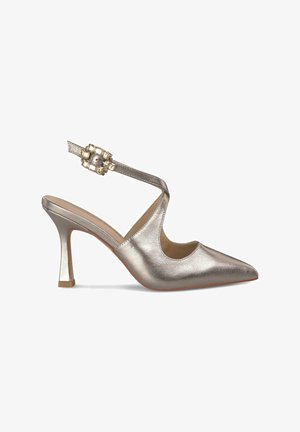 Metalen zilveren hoge hak slingbackschoen met een spitse neus, uitgesneden ontwerp en decoratieve gespaccenten op de band.