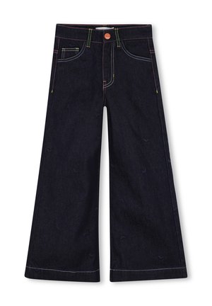 Donkerblauwe jeans met wijde pijpen, kleurrijke stiksels, knoopsluiting aan de voorkant en voorzakken, weergegeven op een witte achtergrond.