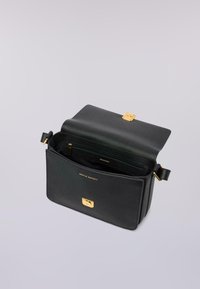 Borsa a spalla in pelle nera con un design strutturato, hardware dorato e una chiusura frontale. Tasca interna con zip visibile. Interno foderato in tessuto nero.