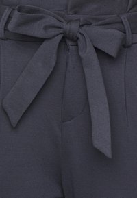 Vero Moda Petite VMEVA PAPERBAG - Calças - night sky