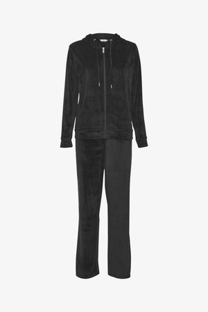 Jachetă neagră din velur cu glugă și fermoar, cu buzunare în față, asortată cu pantalon drept.