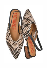 Zapatos slingback de punta afilada con un patrón trenzado en tonos marrón y negro, con un tacón grueso y un logo naranja "DESIREE" en la plantilla.