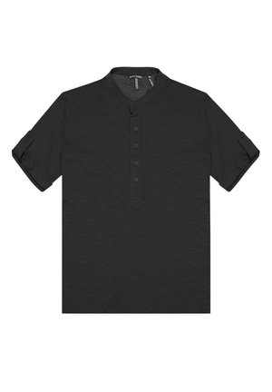 Camiseta polo negra de manga corta con cuello mandarín, con una tapeta de botones y puños enrollados; hecha de una tela texturizada.