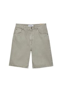 Pantaloni corti in cotone grigio chiaro con un design a gamba dritta, tasche frontali e chiusura con bottone. Presentano una texture e dettagli di cucitura sottili.