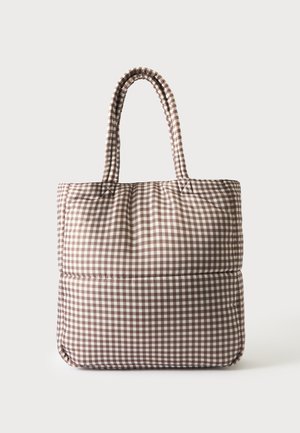 Bolso tote acolchado con cuadros marrones y blancos, con dos asas, colocado en posición vertical sobre un fondo claro liso.