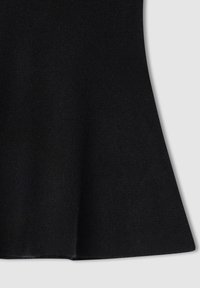 Tessuto a maglia nera con una consistenza morbida, con una leggera svasatura lungo il bordo inferiore su uno sfondo grigio chiaro.