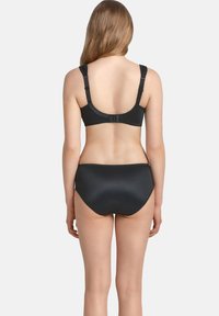 Zwart lingeriesetje met een naadloze bralette met verstelbare bandjes en bijpassende hoge taille onderbroek, zachte textuur, eenvoudig ontwerp.