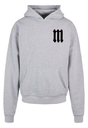 Grå hættetrøje lavet af bomuldsblanding, med en front lomme og et sort bogstav "m" på venstre brystområde. Regular fit med snoretræk i hætten.