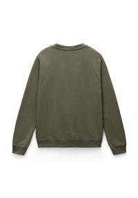 Sudadera de algodón verde oliva con cuello redondo, mangas largas y puños de canalé. Textura suave sin patrones o acentos visibles.