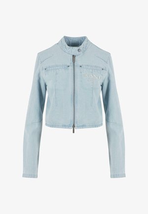 Világoskék farmerdzseki cropped fazonnal, mandarin gallérral, elülső cipzárral és két mellzsebbel. Hímzett logóval díszítve.