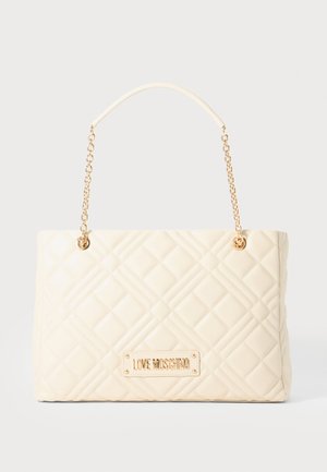 Bolsa de mão em creme acolchoada com alça de corrente dourada e placa do logótipo "LOVE MOSCHINO" em dourado à frente.