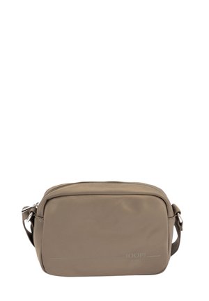Rektangulær taupe crossbody taske med lynlåslukning, justerbar rem og diskret "JOOP! JEANS" logo foran.