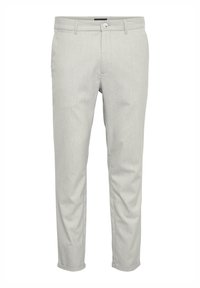 Jasnoszare spodnie wykonane z teksturowanej tkaniny, z zamkiem błyskawicznym i zapięciem na guzik oraz podwiniętymi nogawkami. Prosty krój nogawek z bocznymi kieszeniami.