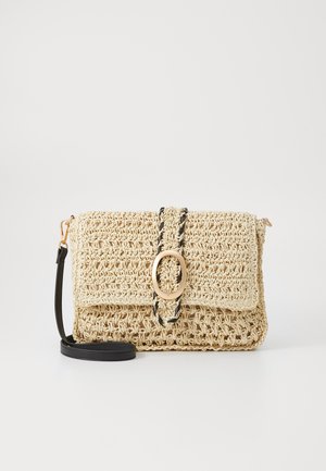 Borsa in paglia intrecciata di colore beige chiaro, con una tracolla nera, una chiusura a fibbia dorata e un accento intrecciato. Forma rettangolare compatta.