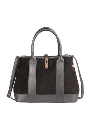 Sac à main en cuir noir et daim avec doubles poignées, bandoulière réglable, fermeture avant et petite étiquette aux couleurs du drapeau italien.