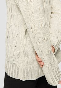 QS MIT ZOPFMUSTER - Strickpullover - beige