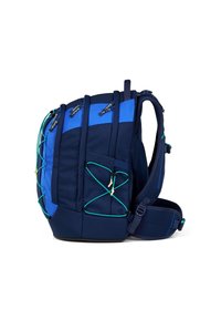 Marineblaue Rucksack mit türkisfarbenen Akzenten, verfügt über mehrere Riemen und Taschen, hexagonales Muster und gepolsterter Rückseite für Komfort.