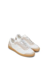 Weiße Ledersneaker mit beigen Wildlederakzenten, runder Zehenpartie, flacher Gummisohle und Baumwollschnürsenkeln. Minimalistisches Design mit Logo-Detail.