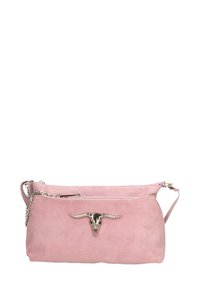 Borsa in suede rosa con un accento di teschio di longhorn argentato, chiusura con zip e tracolla a catena removibile. Texture liscia e forma rettangolare.