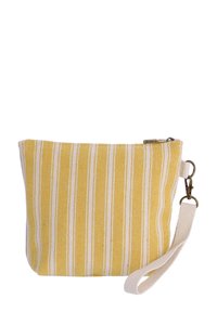 Bolsa de rayas amarillas hecha de tela texturizada con líneas blancas, que cuenta con un cierre de cremallera y una correa para la muñeca de color crema.
