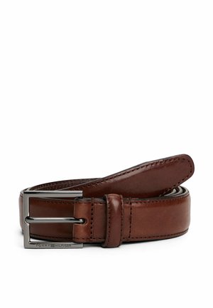 Ceinture en cuir marron avec une texture lisse, dotée d'une boucle en métal argenté et d'un design cousu le long de ses bords.