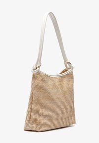 Torebka w kolorze beżowym i kremowym, pleciona, z teksturowanym wzorem, dopełniona białymi syntetycznymi paskami i złotymi akcentami.