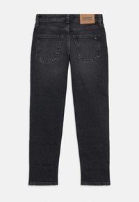 Donker gewassen denim jeans met een standaard pasvorm, twee achterzakken en een tan leren logo patch op de tailleband.