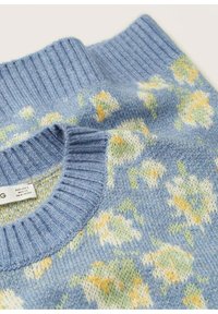 Gestrickter Pullover in Hellblau mit geripptem Kragen. Verziert mit einem floralen Muster in Gelb und Grün. Weiche Textur mit einem entspannten Design.