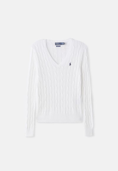 Sweater branco em malha de cordão com decote em V, punhos e bainha canelados, e um pequeno logótipo azul-marinho no lado esquerdo do peito. Feito de um tecido suave.