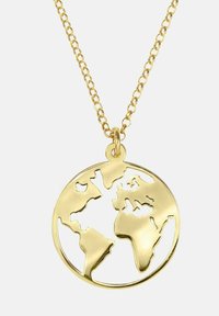 Collar de pendant en oro con un diseño de globo, que presenta un mapa recortado de los continentes y un marco redondo texturizado. Detalles de cadena.