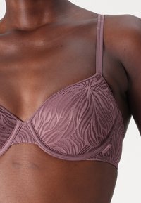 Calvin Klein Underwear LIGHTLY LINED DEMI SHEER MARQ LACE - Podprsenka bez kostíc - keepsake rose