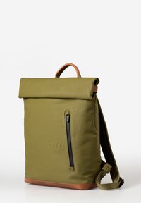 Olijfgroene rolltop rugzak met een bruin leren handvat en een zijzak met rits. Gemaakt van duurzaam materiaal, met een minimalistisch ontwerp.