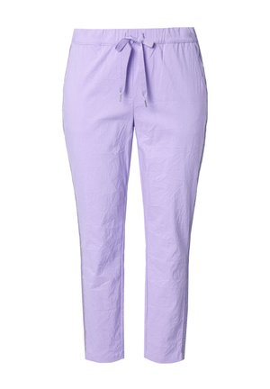 Lila-farbene Hose mit Zugbandbund, schmal zulaufenden Beinen und einer gerafften Textur. Das Material wirkt leicht und atmungsaktiv.