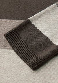 Brązowy i beżowy sweter w paski z ribbowanymi mankietami; gładka tekstura i wyraźne poziome wzory. Idealny do warstwowego ubierania.