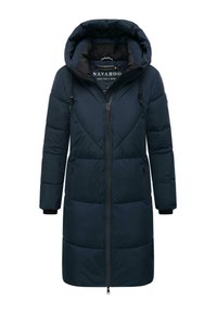 Marineblå isoleret parka med hætte, der har en frontlynlås, to sidelommer og quiltet overflade på kroppen og ærmerne.